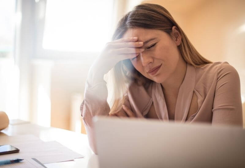 woman with head pain